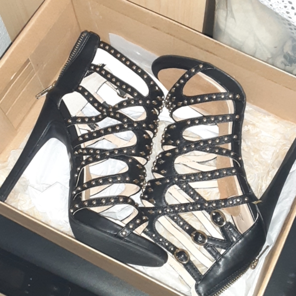Shoe - Picture 1 of 4